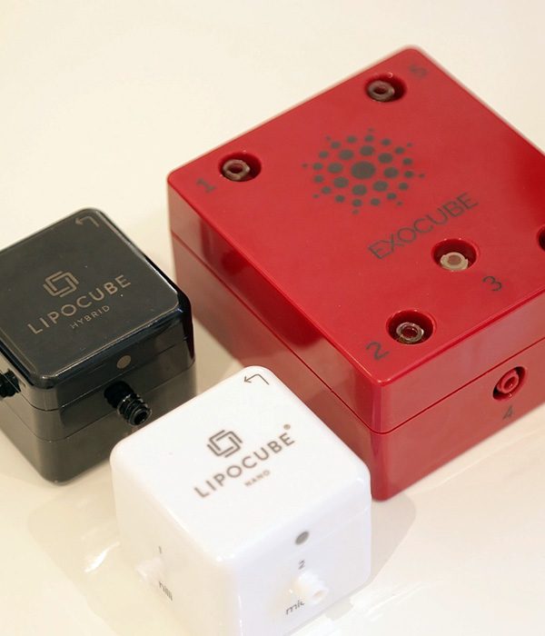 Kits médicos Lipocube y Exocube sobre una mesa
