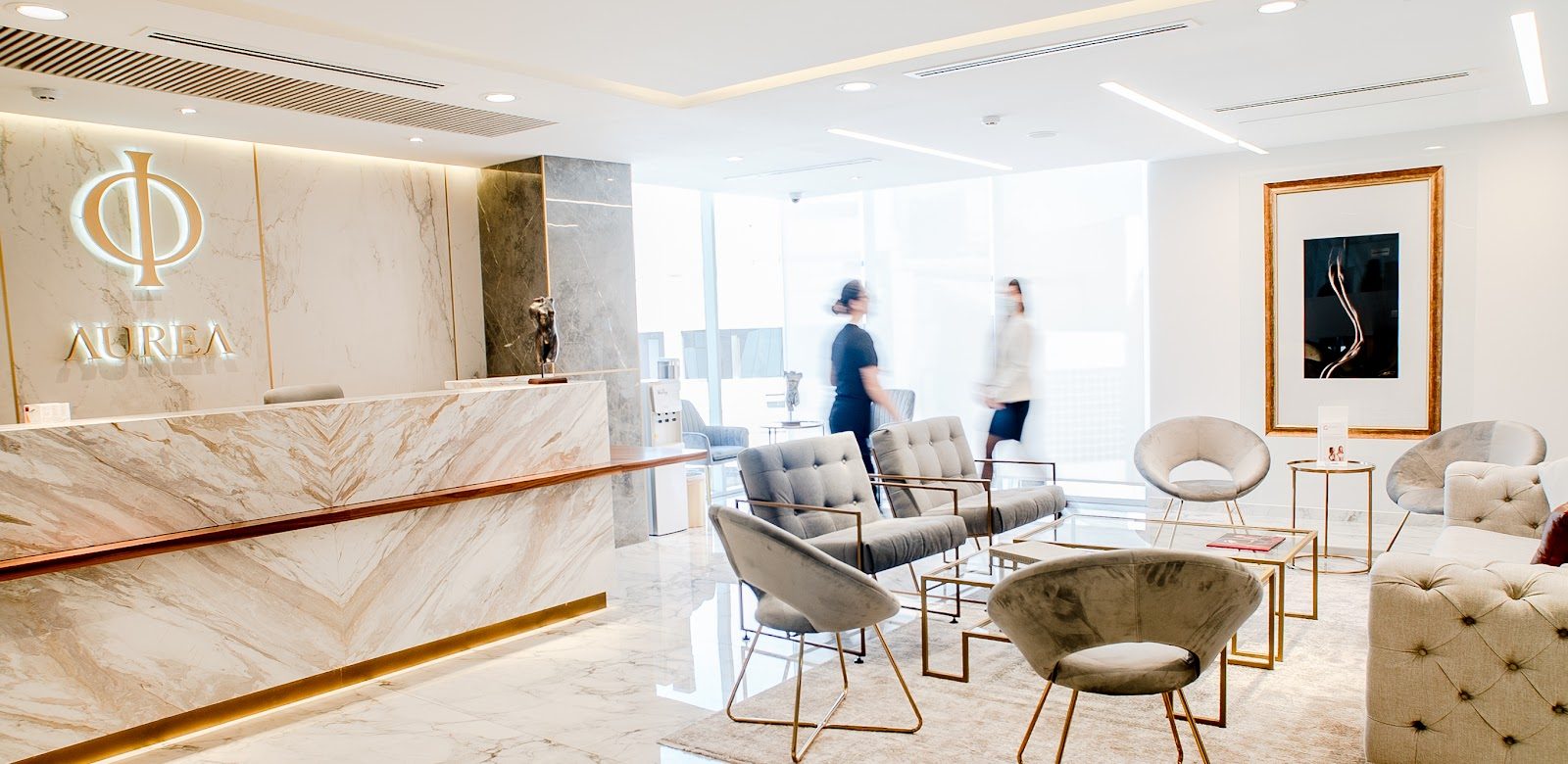 Interior de la recepción de Clínica Aurea donde funciona la tienda dermocosmética