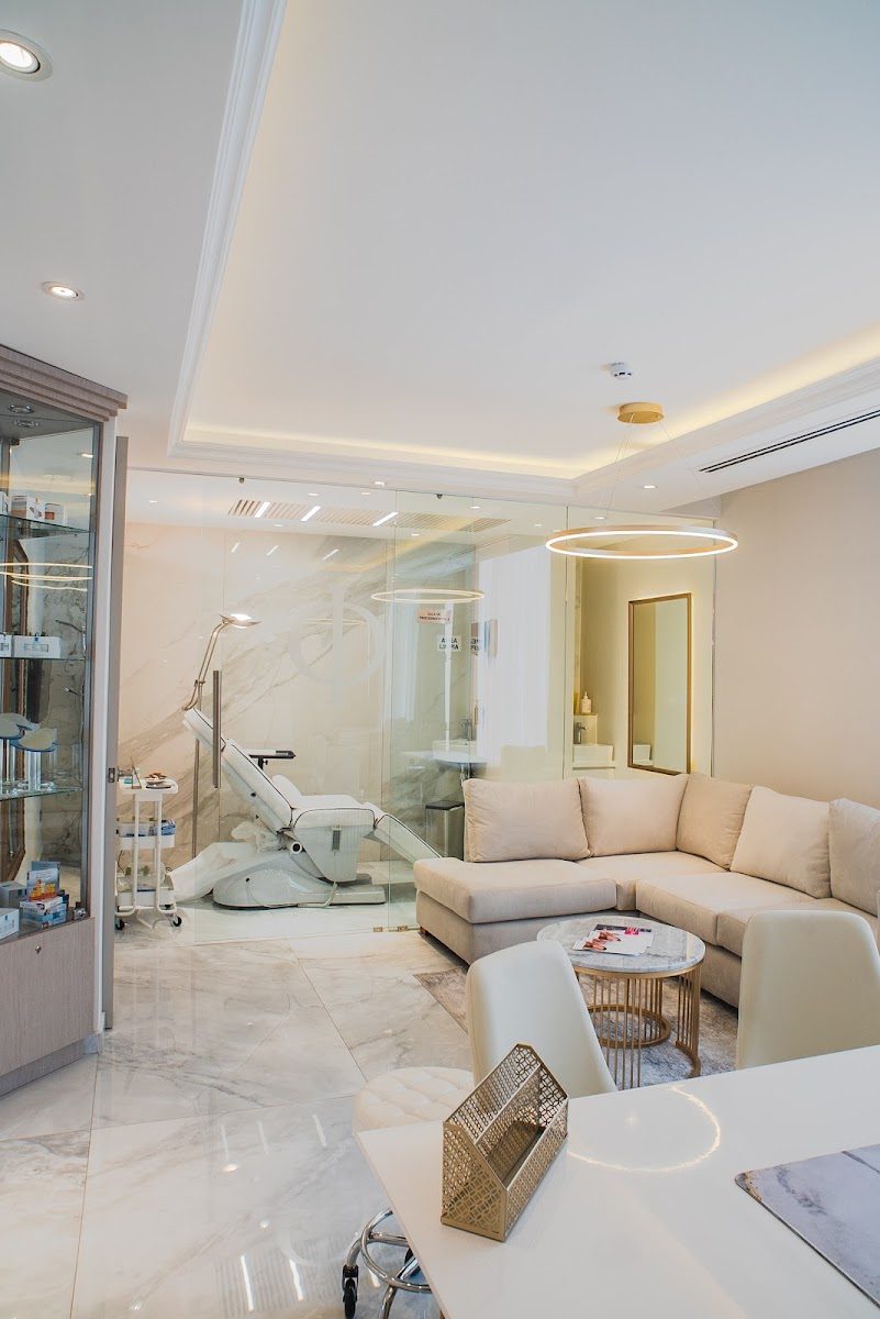 Interior de Clínica Aurea con vitrina de productos de dermocosmética