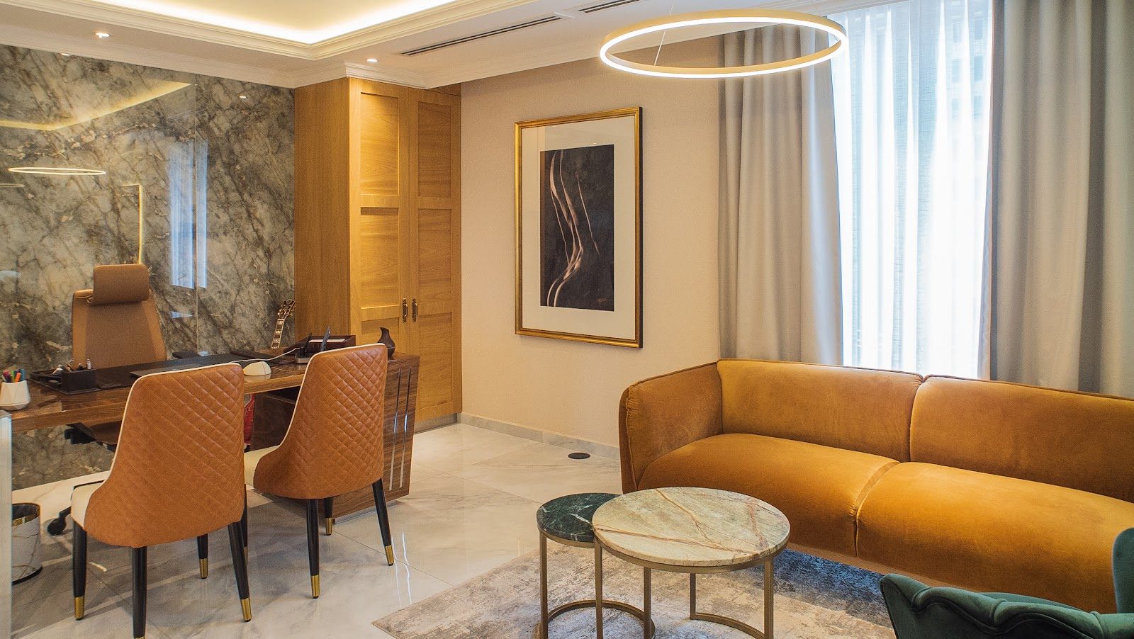 Sala de espera de Clínica Aurea con sofás y detalles en tonos cálidos