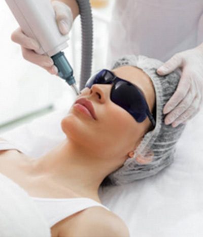 Paciente con protección ocular durante tratamiento láser en Clínica Aurea