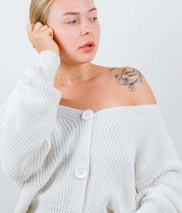 Mujer con tatuaje en el hombro antes de decoloración láser