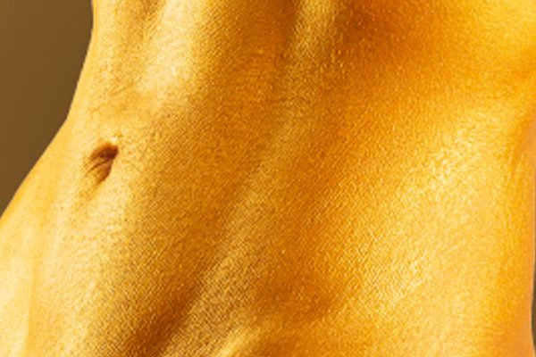 Abdomen con piel dorada, imagen del programa corporal Venter Auri